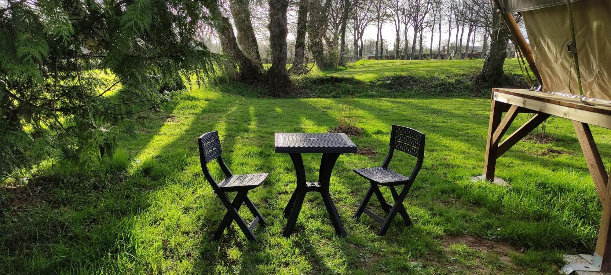 Camping Le Val Aux Fees - Broceliande Concoret Exteriör bild