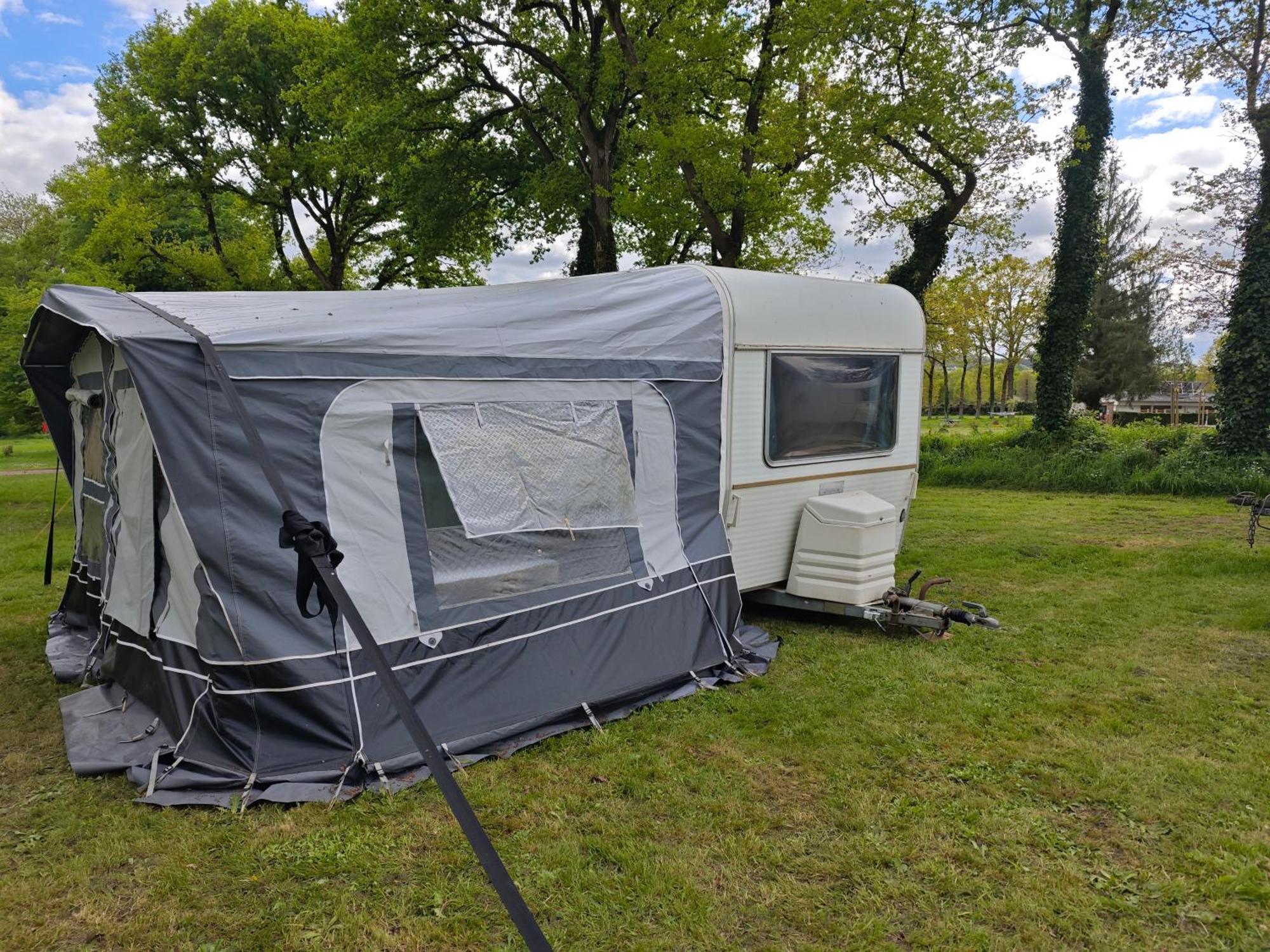 Camping Le Val Aux Fees - Broceliande Concoret Exteriör bild